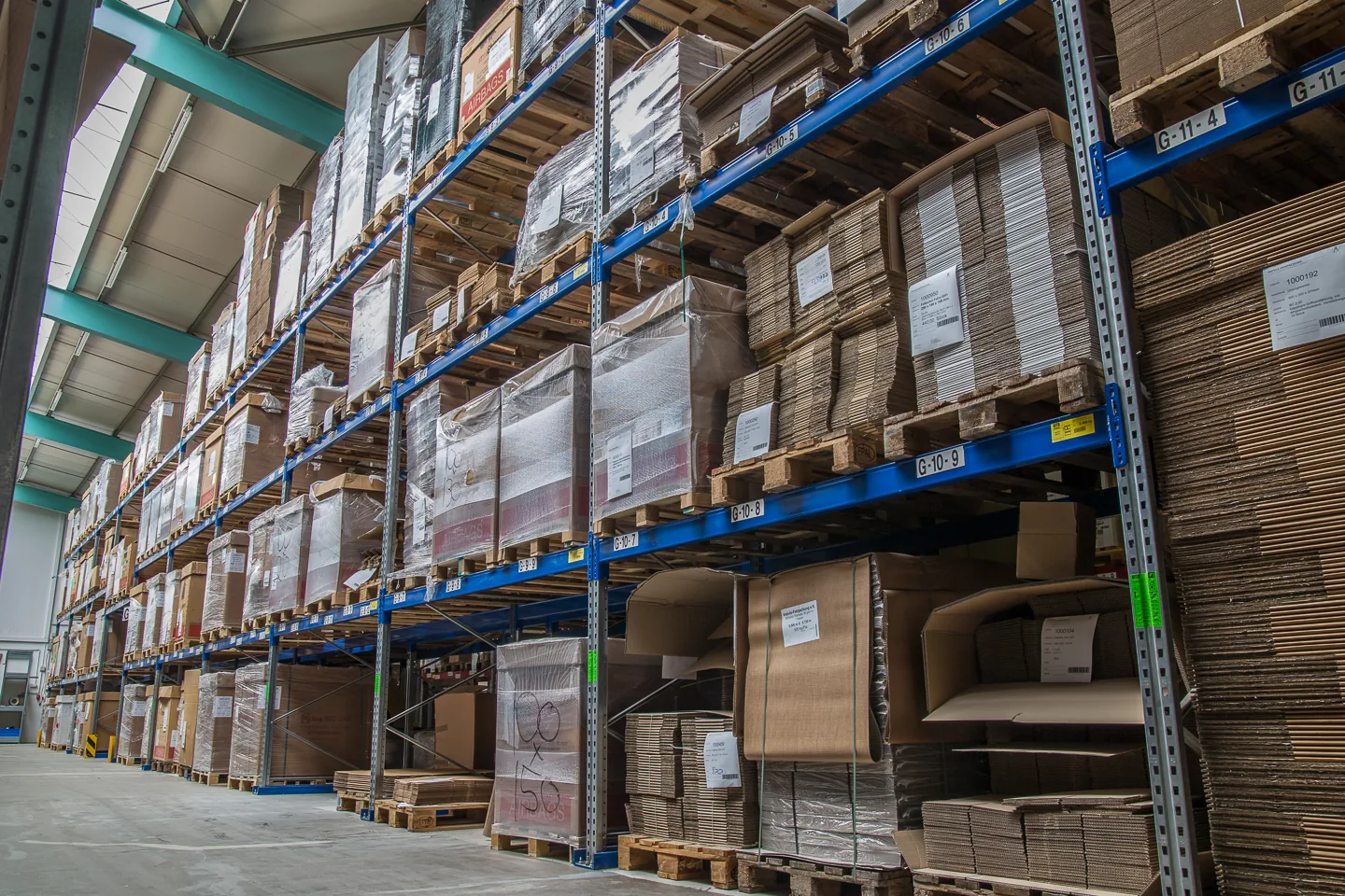 Palettenregale mit Feldnummern im Lager von Impuls Fairpackung